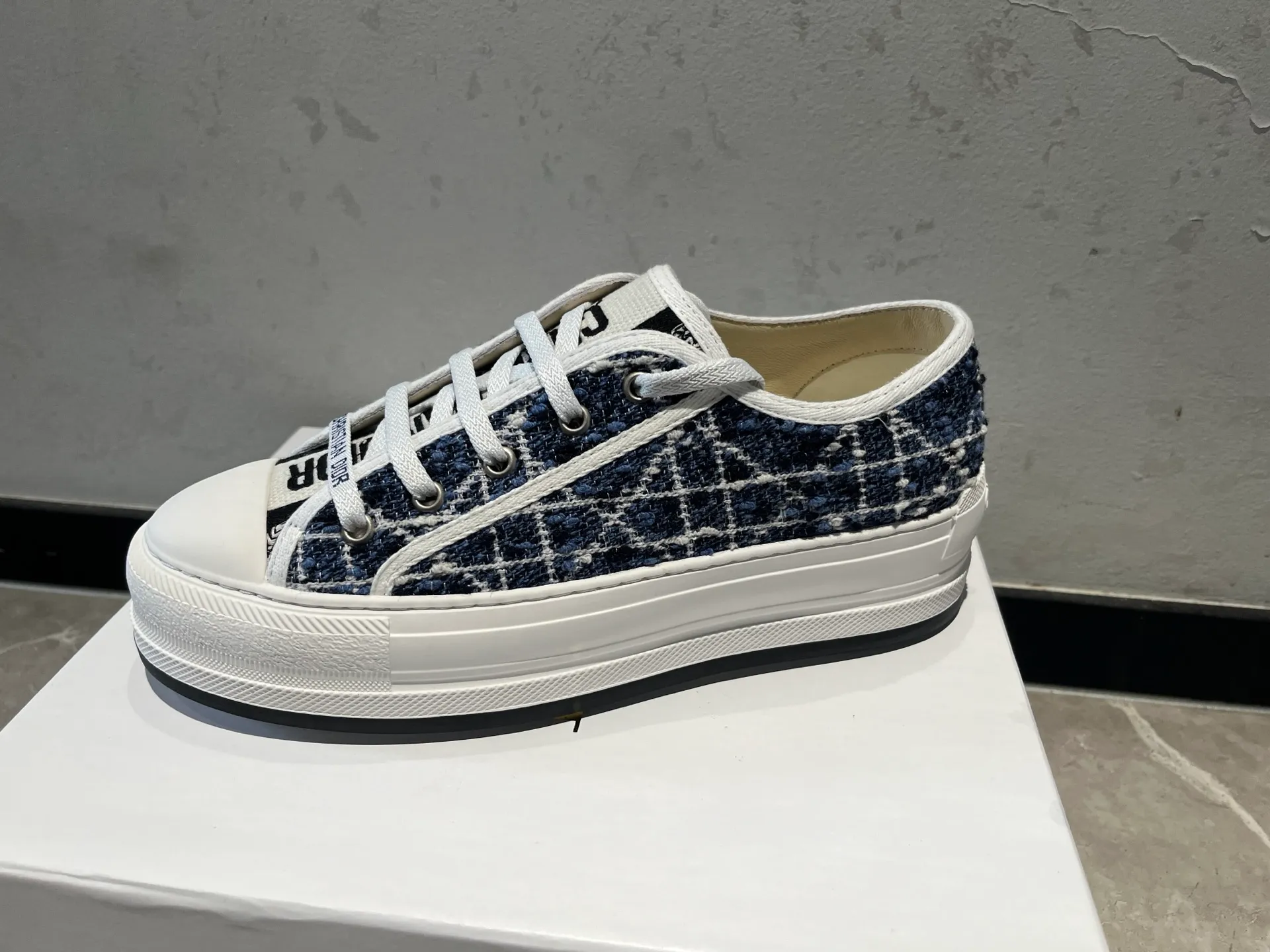 👟👟Ex-factory price 520👟👟 Walk‘n’Dior embroidered mid-top casual shoes are new in 2025. On the fashion stage, Dior embroidered shoes are the well-deserved protagonist. Delicate stitching is used on the upper, every stitch is devoted to the craftsman's efforts, and every thread is woven with artistic poetry. From complex floral patterns to smart geometric textures, embroidery is like the magic that gives shoes life, allowing them to show dynamic beauty even in static conditions.   Wearing Dior embroidered shoes feels like stepping into a dream world full of art. It is not only a pair of shoes, but also a walking piece of art that perfectly integrates fashion and culture. Whether you are strolling on the bustling city streets or attending important social occasions, Dior embroidered shoes can add unique charm to your style and become the focus of everyone's attention.   Choosing Dior embroidered shoes means choosing a persistent pursuit of quality and a unique understanding of fashion. Let it accompany you through every wonderful moment and leave your own fashion mark.  Material: Sheepskin lining, feet, silk cowhide, size 35-41, heel height 5cm